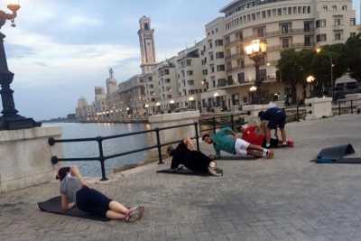 In gruppo, all'aperto, seguiti da un istruttore: a Bari spopola la "palestra d'estate"